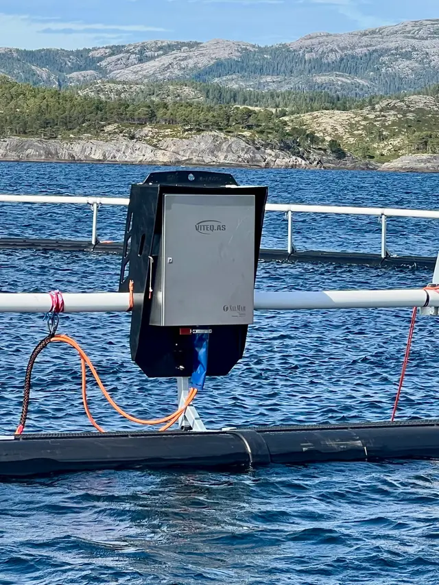 Strømskap fra Viteq montert på en merd i sjøen